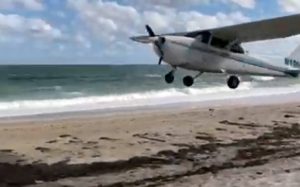 Αναγκαστική προσγείωση αεροσκάφους σε παραλία on camera
