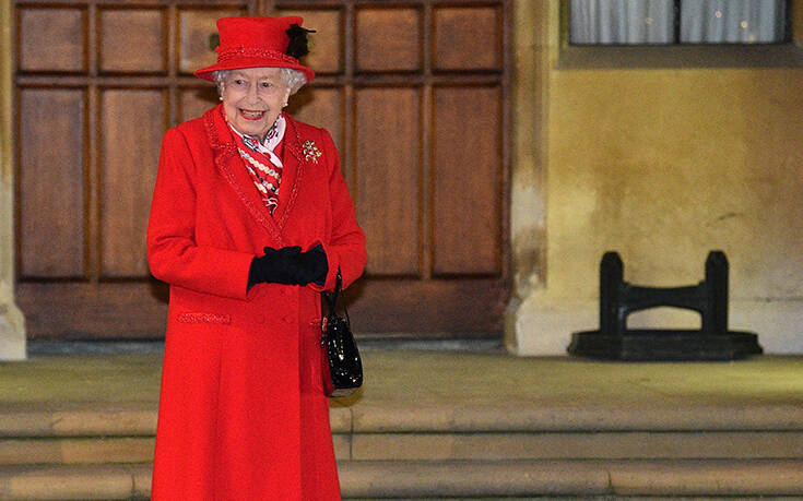 Τα μηνύματα που στέλνει η βασίλισσα Ελισάβετ ανάλογα με τον τρόπο που κρατάει την τσάντα της