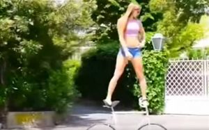 Η 26χρονη που κάνει μοναδικό ακροβατικά πάνω σε ποδήλατο