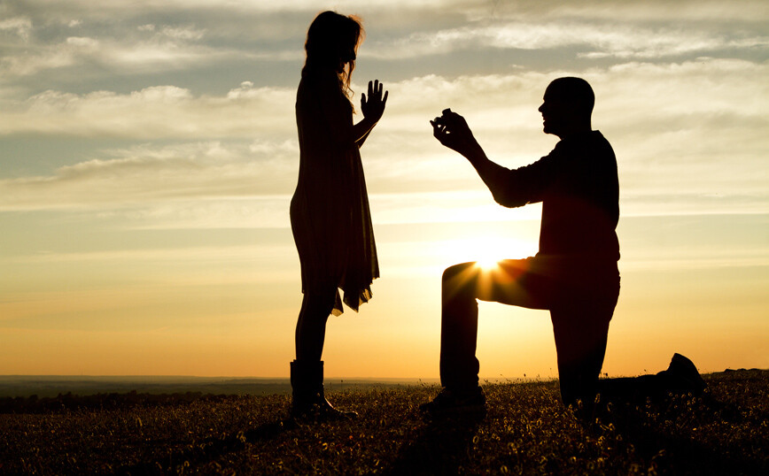 Γιατί οι άντρες γονατίζουν όταν κάνουν πρόταση γάμου