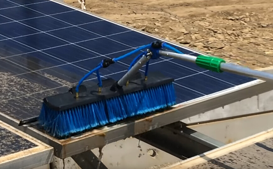 Κάπως έτσι καθαρίζουν τα ηλιακά πάνελ στην Ινδία