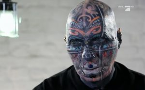 Ο συνταξιούχος που έχει καλύψει το 98% του σώματός του με τατουάζ