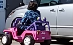 Πήγε για ψώνια με… παιδικό αυτοκινητάκι