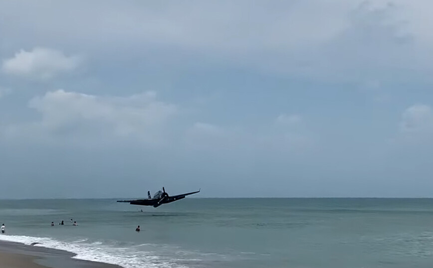 Έκαναν μπάνιο στην παραλία και προσθαλασσώθηκε δίπλα τους ένα αεροπλάνο