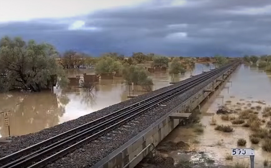 Σιδηροδρομική γραμμή… εξαφανίζεται από πλημμύρα