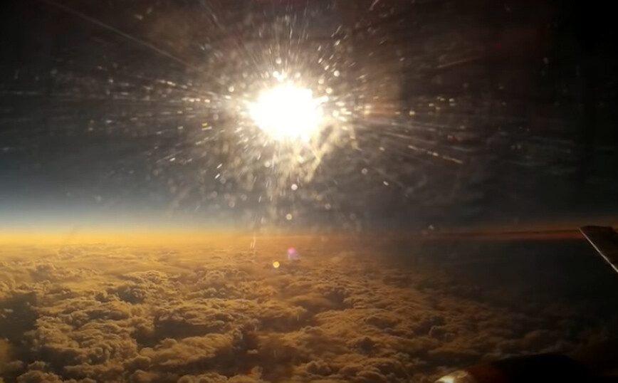 Πώς φαίνεται μια ολική έκλειψη ηλίου από το αεροπλάνο