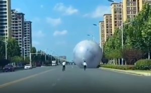 Κυνηγώντας ένα μπαλόνι… φεγγάρι στους δρόμους της Κίνας