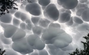 Σύννεφα που μοιάζουν βγαλμένα από ταινία επιστημονικής φαντασίας