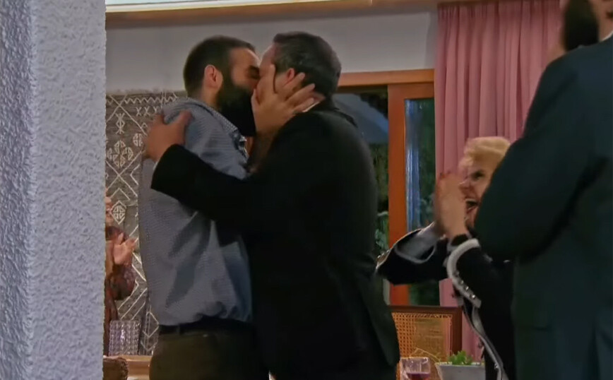 Η Τούρτα της Μαμάς: Το γκέι φιλί αποθεώθηκε στο twitter – «Νέα εποχή στην κρατική τηλεόραση»