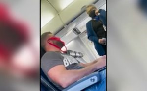 Φορούσε στρινγκ στο πρόσωπο αντί για μάσκα και τον κατέβασαν από το αεροπλάνο – Δείτε βίντεο