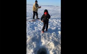 Πιτσιρικάς ψαράς στην Αλάσκα πιάνει ψάρι… ίσα με το μπόι του