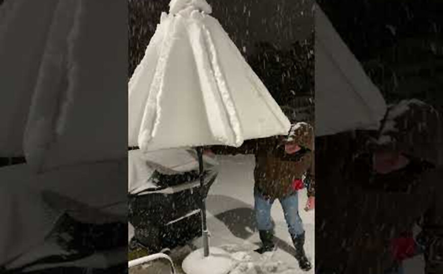 Χιόνι… εξαφανίζει μεγάλη ομπρέλα