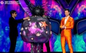 The Masked Singer: Ο Αχινός αποκαλύφθηκε και όλοι στεναχωρήθηκαν που φεύγει – Συγκινήθηκε ο Γορίλας με τα καλά λόγια