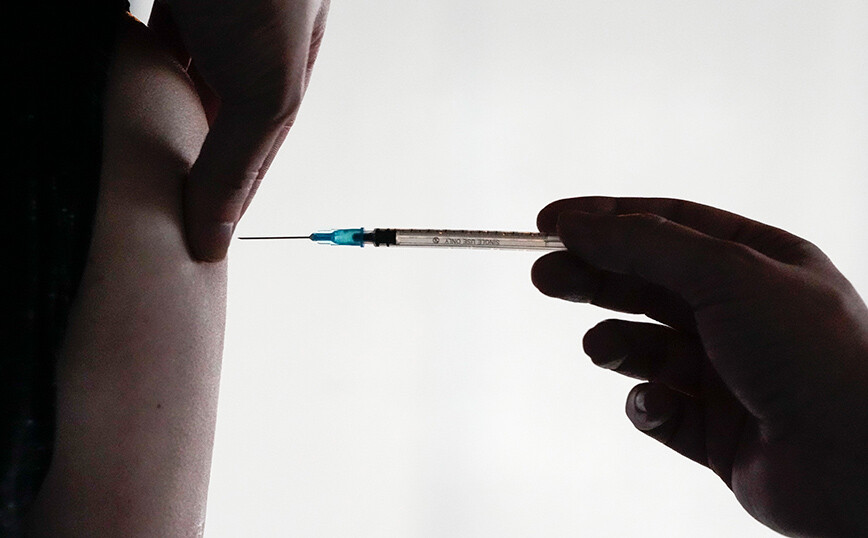 Άνδρας έκανε 90 εμβόλια για τον κορονοϊό για να πουλήσει πιστοποιητικά εμβολιασμού