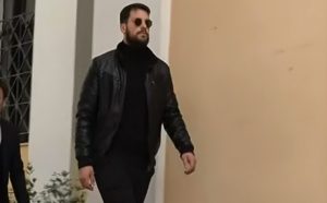 Μάνος Δασκαλάκης: Πήγε στην Ευελπίδων και το twitter «δίκασε» το στυλ του – Η σύγκριση με τον πατέρα του Γιακουμάκη