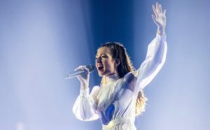 Ημιτελικός Eurovision 2022: Η Αμάντα Γεωργιάδη μάγεψε με τη φωνή της – Χειροκροτήματα όσο τραγουδούσε