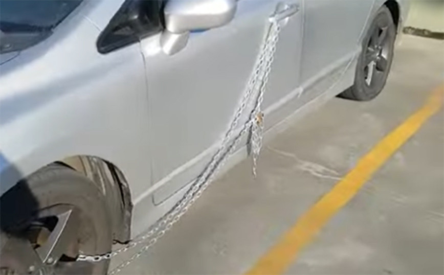 Ένας πραγματικά παράξενος τρόπος να ασφαλίσεις το αυτοκίνητό σου