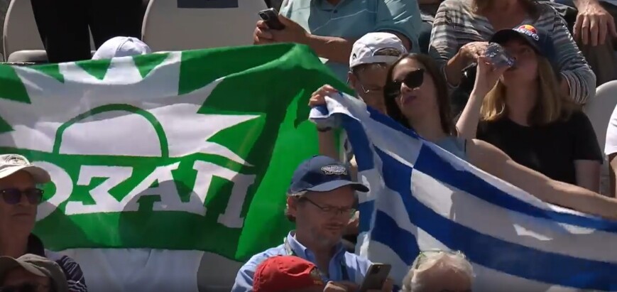 Στέφανος Τσιτσιπάς: Έλληνες πανηγύρισαν με τη σημαία του… ΠΑΣΟΚ στη Ρώμη