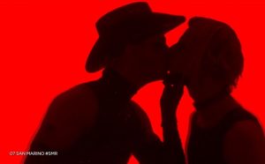 Eurovision: Φιλί μεταξύ ανδρών στην σκηνή κατά την εμφάνιση του Σαν Μαρίνο – Σείστηκε το στάδιο