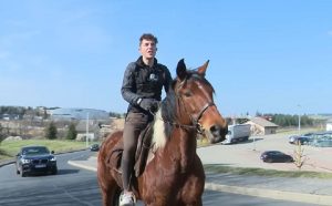 Γαλλία: Αποφάσισε να πηγαίνει με το άλογο στη δουλειά επειδή αυξήθηκε η τιμή στο πετρέλαιο – Πόσα χρήματα εξοικονόμησε