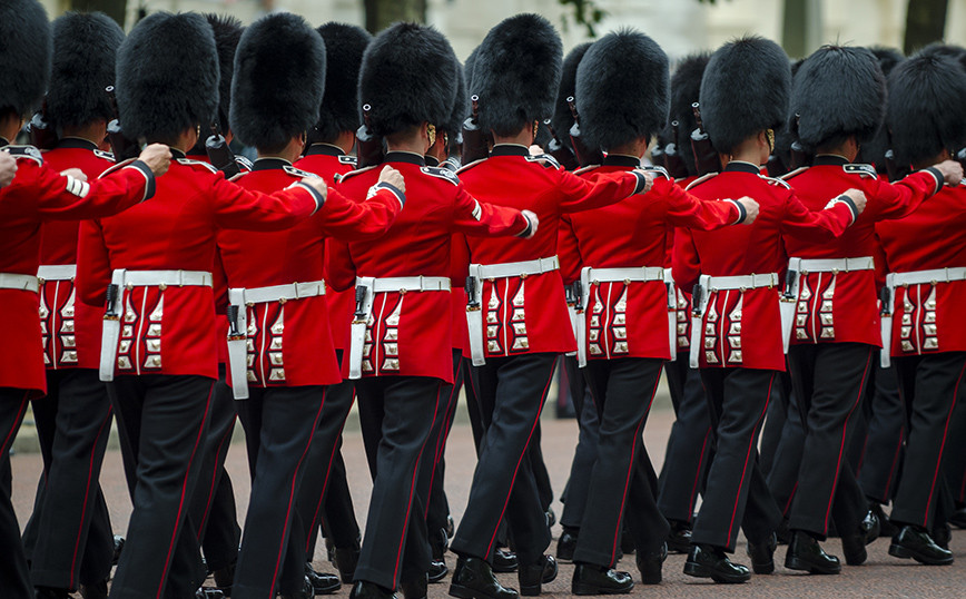 Ο απρόσμενα απλός λόγος για το χρώμα της κόκκινης στολής της βρετανικής, βασιλικής φρουράς
