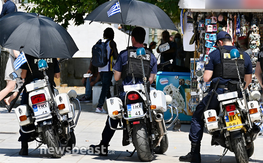 Οι… αραχτοί «αστυνομικοί» με τις ομπρέλες που τράβηξαν τα βλέμματα στο Σύνταγμα