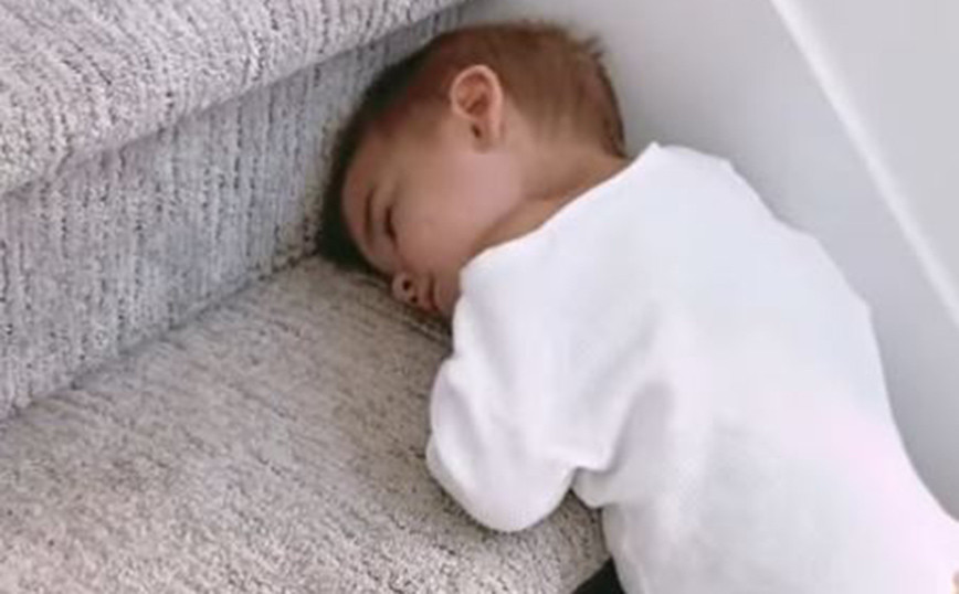 Η απόδειξη ότι τα μωρά μπορούν να κοιμηθούν οπουδήποτε
