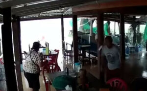 Μια κακή στιγμή για να είσαι σε αυτό το εστιατόριο της Ταϊλάνδης