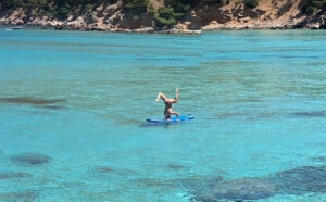 Το Google Street View «τσάκωσε» σχεδόν γυμνή γυναίκα πάνω σε σανίδα στη θάλασσα σε… περίπλοκη στάση