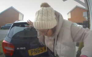 Γυναίκα στριμώχνεται ανάμεσα στο αυτοκίνητό της και την πόρτα του σπιτιού της – Ξέχασε να τραβήξει χ...