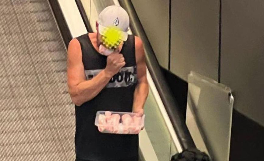 Αηδία και ανησυχία για τις εικόνες άντρα που έτρωγε ωμό κοτόπουλο στις κυλιόμενες σκάλες εμπορικού