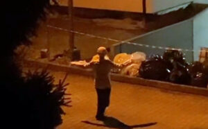 Η «κυρία που χορεύει» στον δρόμο τη νύχτα και τρομοκρατεί το TikTok – Το βίντεο με πάνω από 105 εκατ...