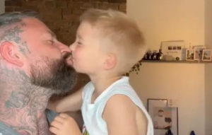 Μπαμπάς φιλάει τον 5χρονο γιο του στα χείλη και δέχεται πυρά: «Οι άντρες πρέπει να είναι άντρες» – «...