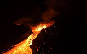 Drone καταγράφει έκρηξη ηφαιστείου από απόσταση αναπνοής