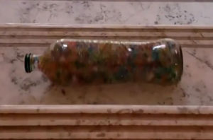 Το παράξενο βίντεο με τα γυάλινα μπουκάλια στις σκάλες με πάνω από 200.000.000 προβολές στο TikTok