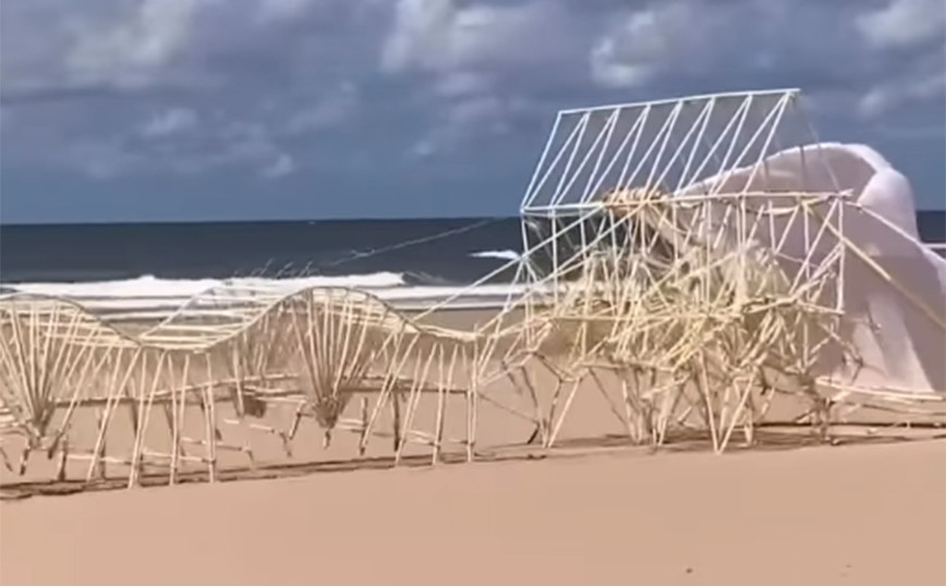 Ένα κινούμενο έργο τέχνης στην παραλία