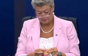 Η Επίτροπος Εσωτερικών Υποθέσεων της Κομισιόν, Ίλβα Γιόχανσον, έπλεκε ροζ κάλτσες στο Ευρωκοινοβούλι...