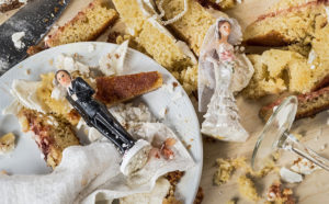 Νύφη έφυγε από τον γάμο της γιατί ο γαμπρός της έριξε τούρτα στο πρόσωπο – «Του είπα ότι αν μου το έ...