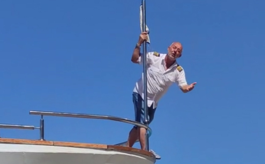 Ο χαρούμενος καπετάνιος της Λευκάδας – Καλωσορίζει τους ταξιδιώτες του με Βασίλη Καρρά