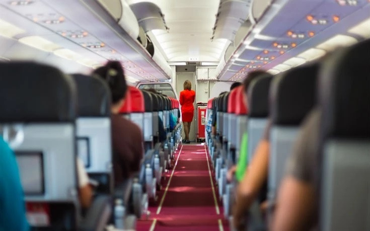 Αεροσυνοδός αποκαλύπτει τις πιο αηδιαστικές συνήθειες των επιβατών – «Έχουν μεγάλο θράσος»
