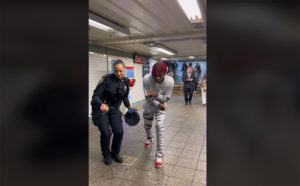 Viral γυναίκα αστυνομικός που χορεύει στο μετρό της Νέας Υόρκης – «Είναι μια αντιεπαγγελματική εμφάν...