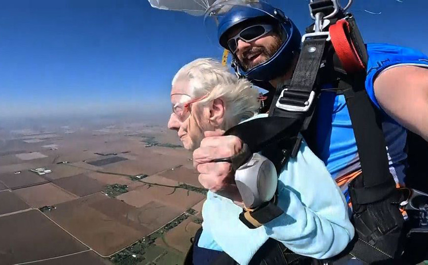 Στο ρεκόρ Γκίνες μία 104χρονη – Έκανε ελεύθερη πτώση από ύψος 4.115 μέτρων