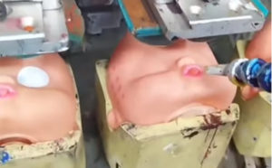 Πώς σχεδιάζεται το κεφάλι από παιδικές κούκλες σε εργοστάσιο