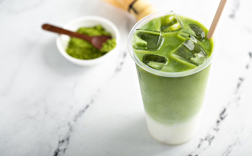 Φρενίτιδα για το πράσινο ποτό των TikTokers που προκαλεί κράμπες στο στομάχι – «Παραλίγο να πάω στο...