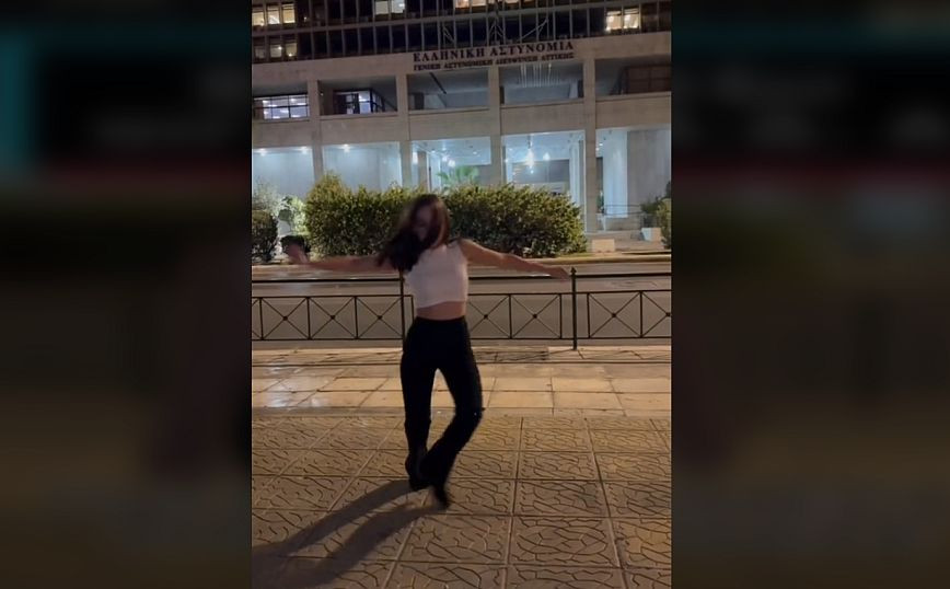 Χόρεψε ζεϊμπέκικο έξω από τη ΓΑΔΑ για να ευχαριστήσει την Ελληνική Αστυνομία