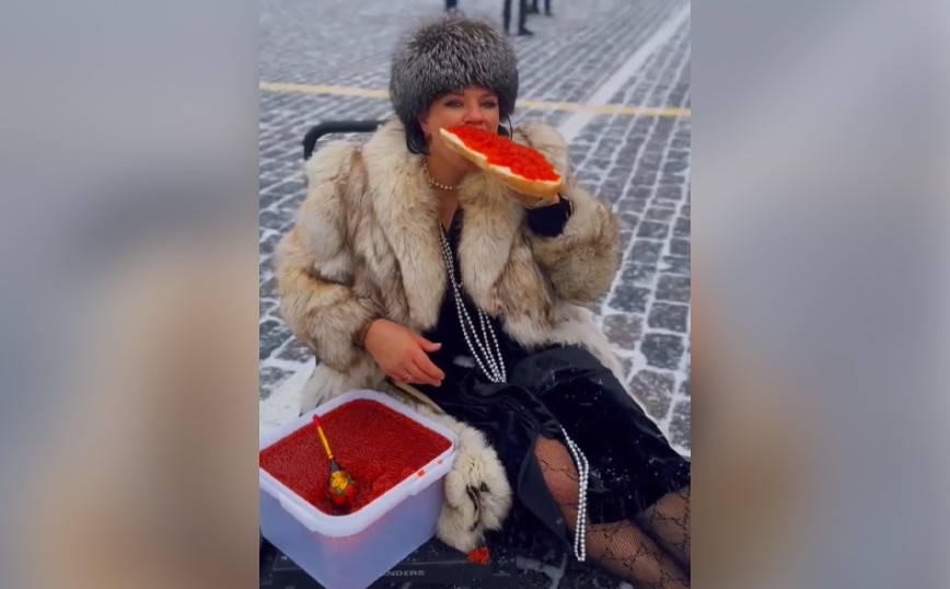 Την συνέλαβαν γιατί έκατσε στην Κόκκινη Πλατεία να φάει σάντουιτς με… 14 κιλά κόκκινο χαβιάρι