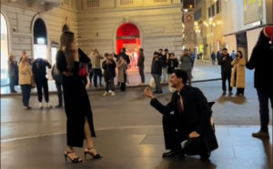 Στημένο το viral βίντεο με την απόρριψη της πρότασης γάμου στη Ρώμη – Η αλήθεια πίσω από το κλιπ