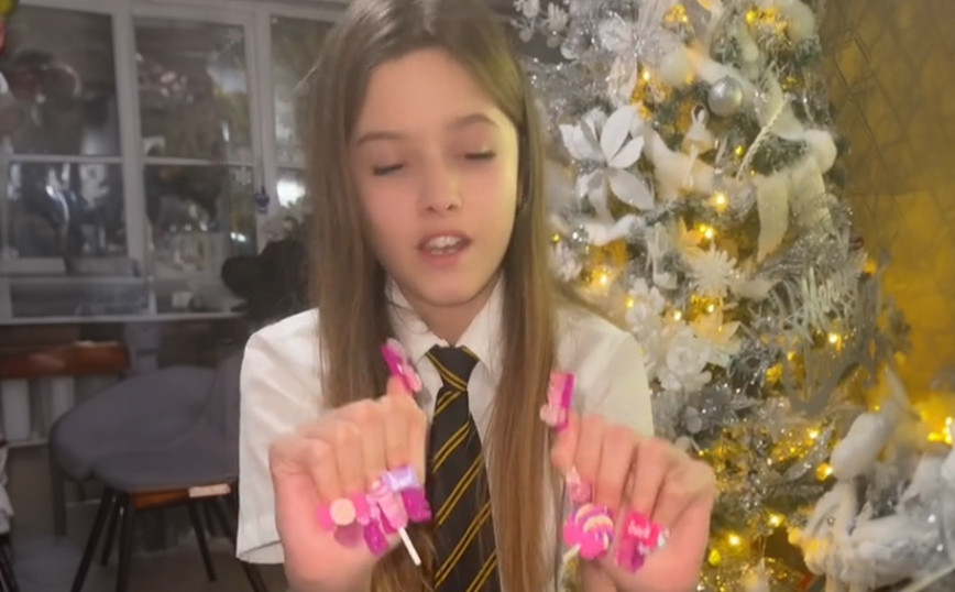 Η 11χρονη με τις ψεύτικες βλεφαρίδες και τα παράξενα νύχια και οι αντιδράσεις για τη μητέρα της