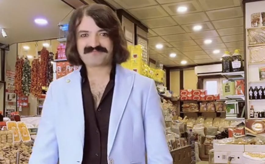 O Τούρκος με το 70’s μαλλί και μουστάκι που μοιάζει με τον Τόνι Σφήνο… έγινε viral με το «Έκπτωτος Ά...