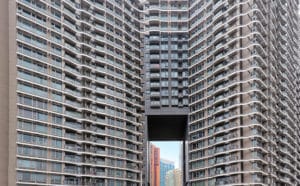 Για ποιο λόγο μερικοί ουρανοξύστες στο Χονγκ Κονγκ έχουν τρύπες
